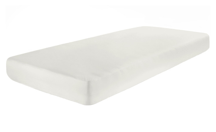 Der Feinjersey-Spannbettlaken ProNight 100 x 200 cm in Perlmuttbeige passt zu einer rechteckigen Matratze auf weißem Untergrund.