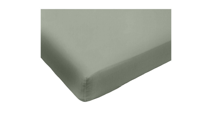 Nahaufnahme eines Feinjersey-Spannbettlaken ProNight 150x200 cm, fein säuberlich auf eine Matratze gelegt, isoliert auf weiß.