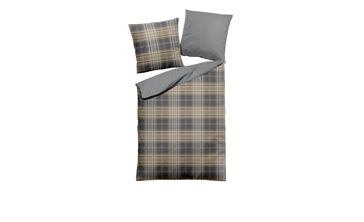 Ein Bett mit Flanell-Bettwäsche Dormisette 155 x 220 cm in grau/beige kariert und zwei Kissen auf weißem Grund.
