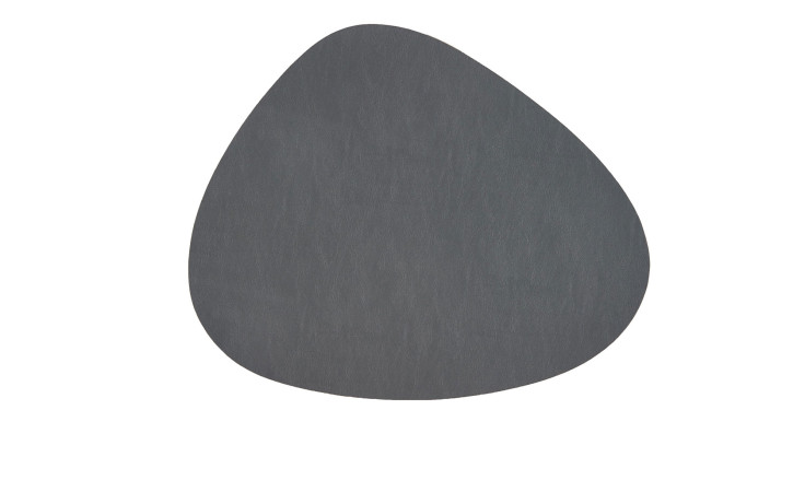 Das Tischset Kaja 37 x 44 cm hat ein glattes, abgerundetes Design aus grauem Stein, ideal für stilvolle Möbel- oder Textilauslagen.