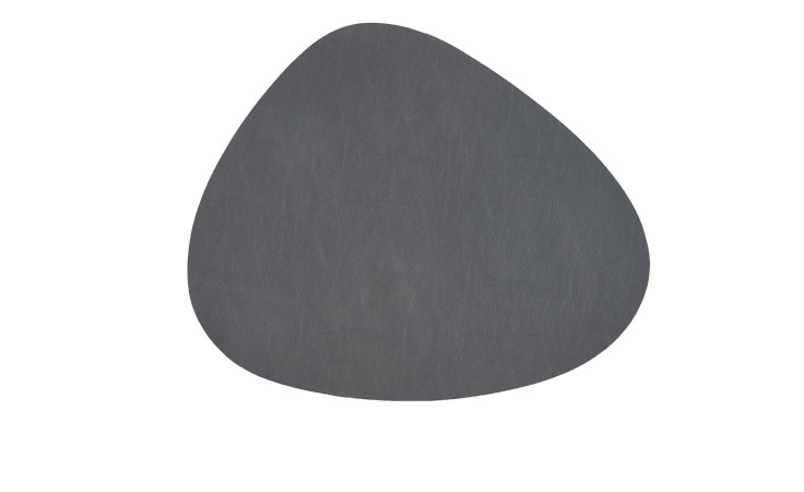 Ovaler, flacher Glasuntersetzer Kaja 14 x 11,5 cm aus grauem Stein, ideal als einzigartiges Zubehör auf Weiß.