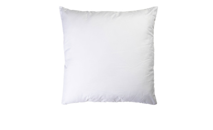 Ein Faserfüllkissen 50 x 50 cm ruht auf einem passenden weißen Hintergrund.