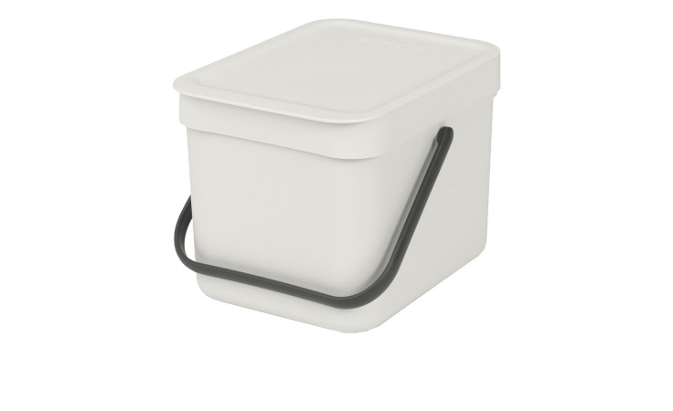 Hellgrauer Abfalleimer Sort & Go 6 l aus Kunststoff mit Deckel und schwarzem Griff vor weißem Hintergrund.