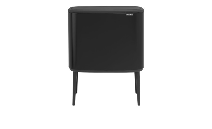 Ein schwarzer, moderner Abfalleimer Bo 11 & 23 l mit einem geschwungenen Deckel und vier schlanken Beinen auf weißem Hintergrund.