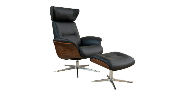 Sessel mit Hocker Space 5800: Lounge-Sessel aus schwarzem Leder mit Hocker, Metallgestell, isoliert vor weißem Hintergrund.