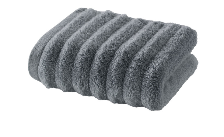 Ein gefaltetes anthrazitfarbenes Gästetuch Enjoy 30 x 50 cm aus geripptem Plüsch auf weißem Hintergrund.