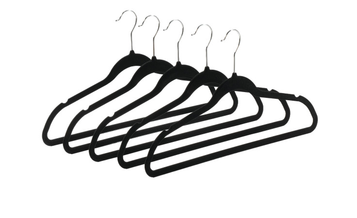 Fünf Casa Nova Kleiderbügel 5er-Set aus schwarzem Kunststoff mit Metallhaken liegen in Reihe auf weißem Grund.