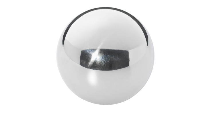 Casa Nova Metall-Kugel 10 cm, silber, glänzend, spiegelt Licht auf weißem Hintergrund.