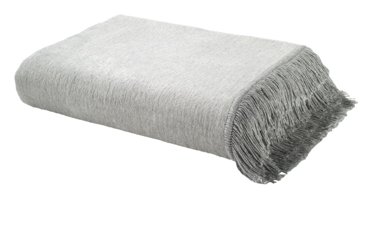 Das Casa Nova Fransenplaid 130 x 170 cm in Grau, mit Fransenrand, ist gefaltet auf weißem Hintergrund abgebildet.