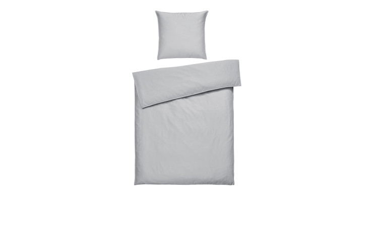 Satin-Bettwäsche 135 x 200 cm in Hellgrau, sauber arrangiert auf weißem Hintergrund und von oben betrachtet.