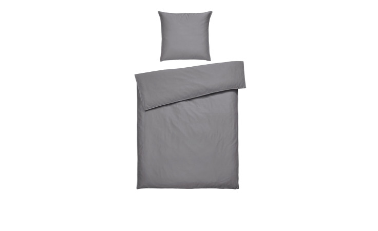 Eine sauber arrangierte graue Satin-Bettwäsche 135 x 200 cm mit passendem Kopfkissenbezug auf weißem Hintergrund.