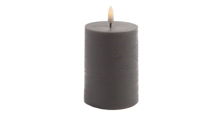 Eine LED-Echtwachskerze 10 cm mit einer strukturierten schwarzen Oberfläche steht aufrecht vor einem weißen Hintergrund.