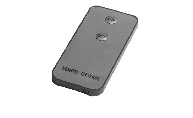 Eine silberfarbene Fernbedienung für LED-Kerzen aus Kunststoff mit ON/OFF-Tasten und REMOTE CONTROL-Aufdruck vorne.