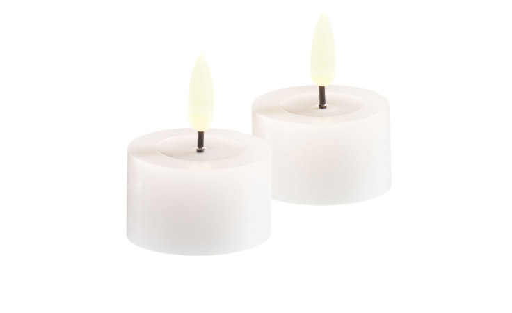 Zwei LED-Teelichter 2er-Set 4,5 cm mit gelblichen Flammen auf weißem Hintergrund.