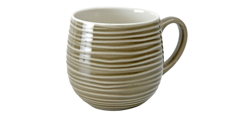 Der Kaffeebecher 460 ml ist ein beiger Keramikbecher mit horizontalen Rillen und Henkel, 9 cm hoch, auf weißem Hintergrund.