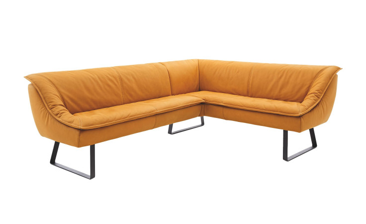 Eckbank Alino mit einem orangefarbenen Lederbezug und schwarzen Metallkufen