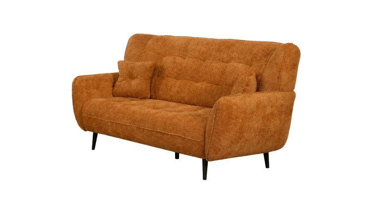 2-Sitzer-Sofa Nika: Orange, Kaltschaumpolsterung, schwarze Holzfüße, 2 Kissen und gesteppte Rückenlehne.