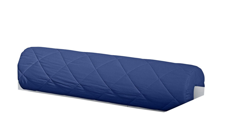 Die Paidi Comfort-Rolle Kidsworld ist ein dunkelblaues zylindrisches Kissen mit Karosteppung, hergestellt aus weicher Baumwolle.