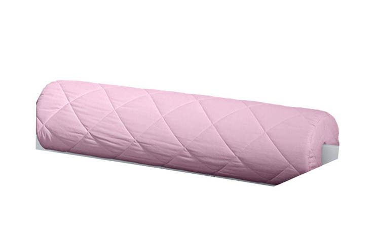 Die Paidi Comfort-Rolle Kidsworld, ein rosa zylindrisches Kissen mit Karosteppung und Reißverschluss, auf einer weißen Oberfläche.