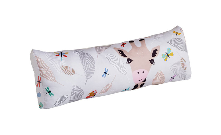 Rückenkissen 100x40x25 cm mit Afrika Giraffe und Blattmuster, Reißverschluss, auf weißem Hintergrund.
