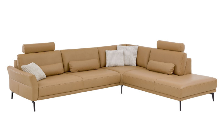Komfort-Ecksofa plano|FORM Formello, in der Farbausführung Honey, mit Kissen und Kopfstützen