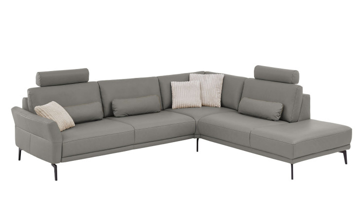Komfort-Ecksofa plano|FORM Formello, in der Farbausführung Grau, mit Kissen und Kopfstützen