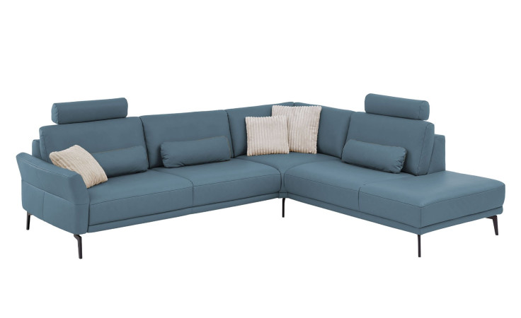 Komfort-Ecksofa plano|FORM Formello, in der Farbausführung Ocean, mit Kissen und Kopfstützen