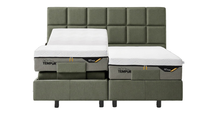 Tempur-Boxspringbett „Discovery Classic“, Twin, weiße Matratzen, olivgrüne Rahmen in Samtoptik, erhöhte Seitenkante, passendes Kopfteil.
