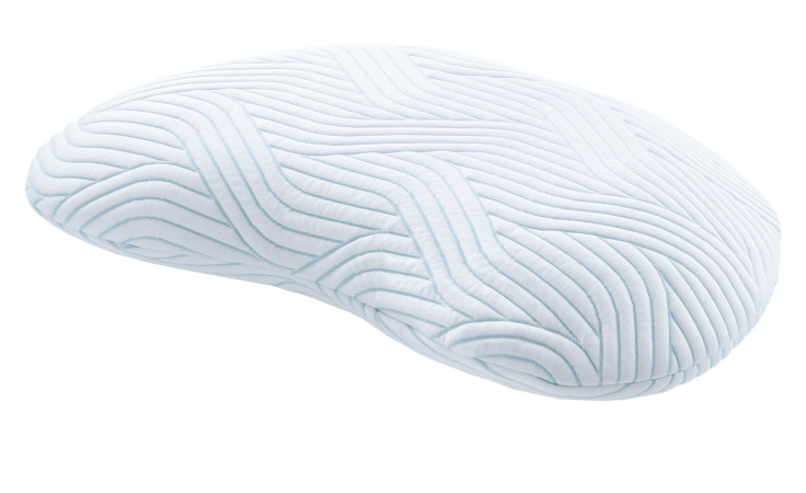 Schlafkissen Discovery SmartCool Curve S in einem weißen Bezug. Schräge Seitenansicht