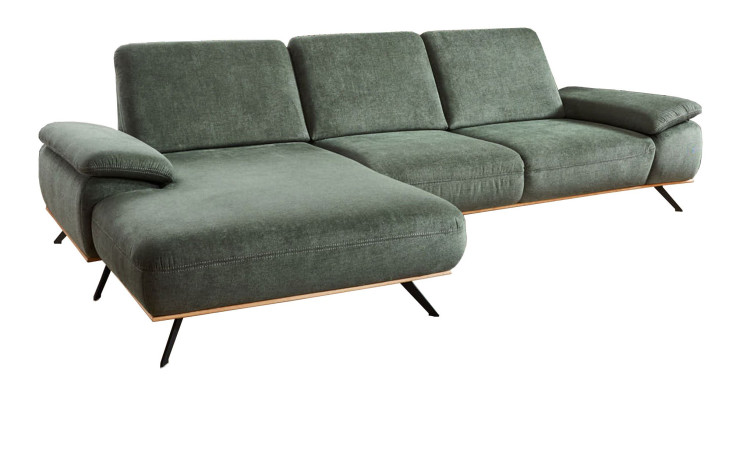 Basis-Ecksofa plano|FORM Este in einem grünen Bezugsstoff mit einem Sichtrahmen in Wildeiche.