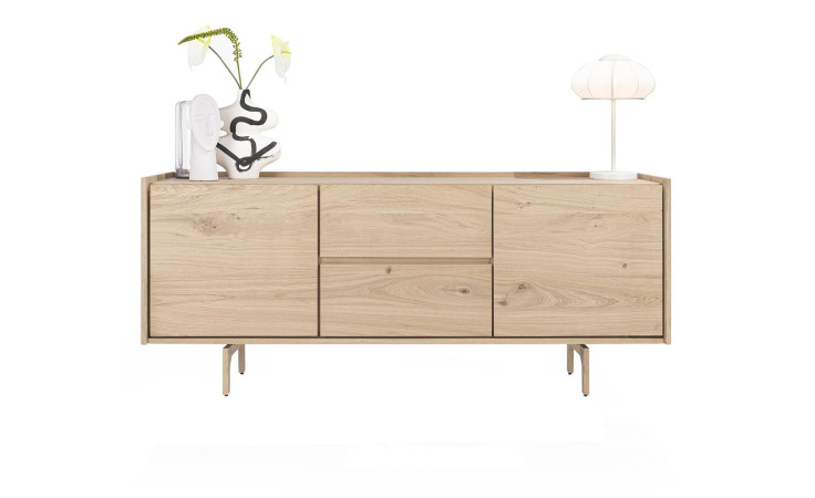 Sideboard Valgard in der Farbe Natur mit Deko 