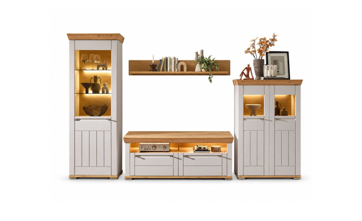 Komfort-Wohnwand Cornwall: modern in Weiß und Holz, Lamellendekor, Regale, Glastüren, warme Innenbeleuchtung.
