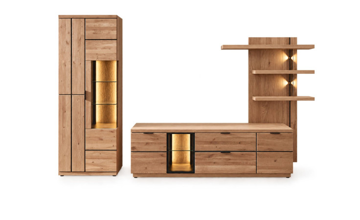 Komfort-Wohnwand Dublin aus Eiche natur mit Hochschrank, Medienkonsole und Wandregalen, ausgestattet mit warmer LED-Beleuchtung.