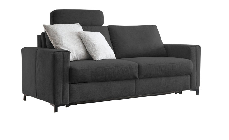 Hukla Komfort-Schlafsofa „Pickering“ in Dunkelgrau mit zwei hellgrauen Kissen und einer Kopfstütze, vor weißem Hintergrund.