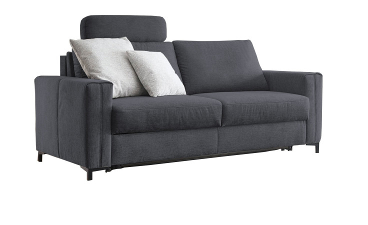 Hukla Komfort-Schlafsofa „Pickering“, dunkelgrau mit zwei hellen Kissen, Kopfstütze und Armlehnen vor weißem Hintergrund.