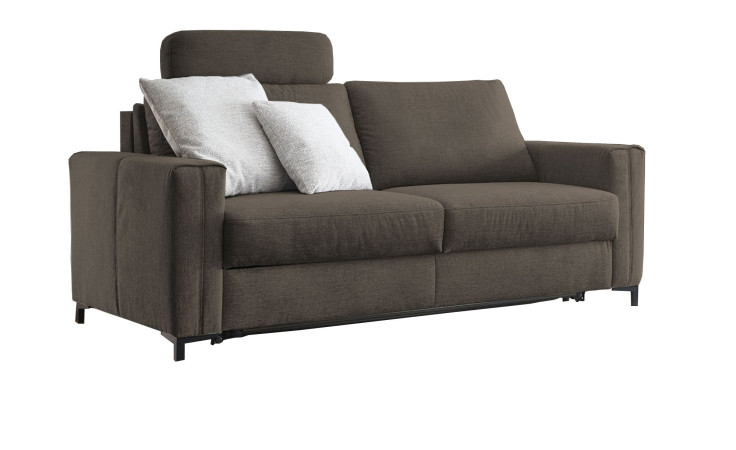 Hukla Komfort-Schlafsofa „Pickering“ mit zwei hellgrauen Kissen und verstellbarer Bügelkopfstütze vor weißem Hintergrund.