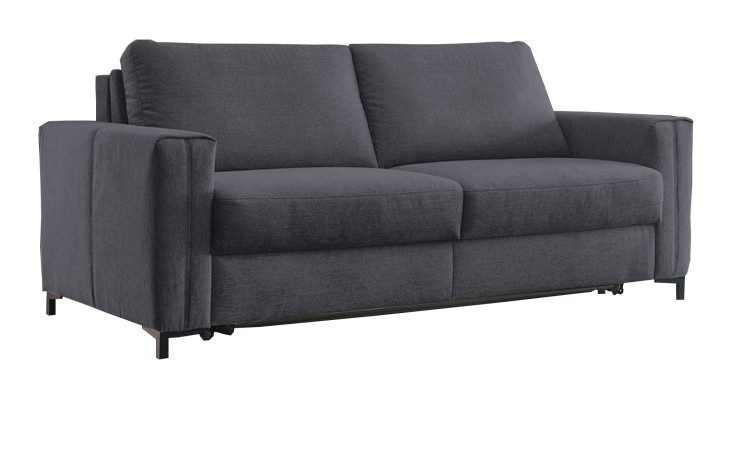 Hukla Basis-Schlafsofa Pickering: dunkelgrau, weiche Kissen, breite Armlehnen, schwarze Metallbeine auf weißem Hintergrund.