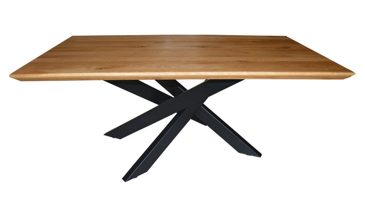 Couchtisch Bjarne mit einer Tischplatte aus Eiche Massivholz und einem schwarzen Sternfuß Gestell, Frontalansicht.
