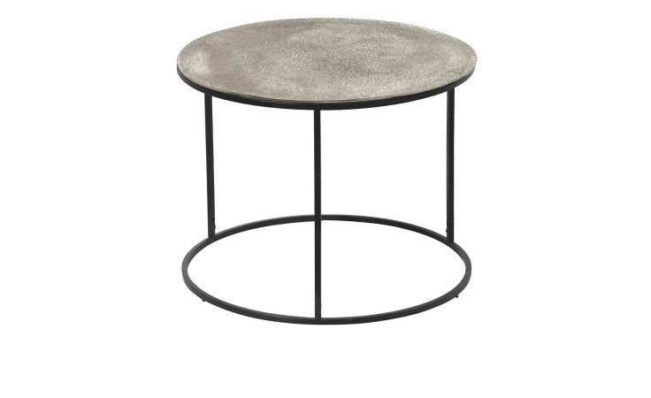 Beistelltisch Padma mit einem schwarzen Gestell und einer silbernen Metalltischplatte.