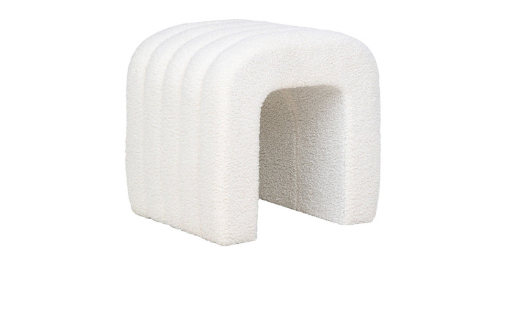 Pouf Nilla von House Nordic in Bogen-Form bezogen mit einem Bouclé-Stoff in Weiß