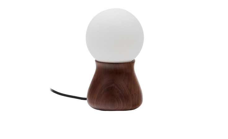 Tischleuchte Okeni mit einem walnussfarbenen Fuß und einer weißen Kugel als Leuchtkörper