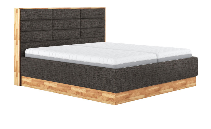 Komfort-Polsterbett MONDO NATUR Incana in einem Bezug in Woody und einer Absetzung im Bettrahmen in Eiche. Schräge Seitenansicht