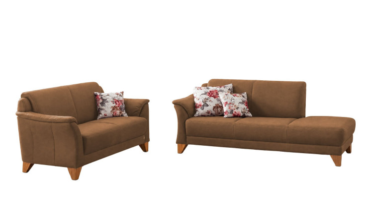 Zwei MONDO Quadra-Sofas in Braun mit Holzbeinen und Kissen mit Blumenmuster, ausgestattet mit Komfortausstattung.