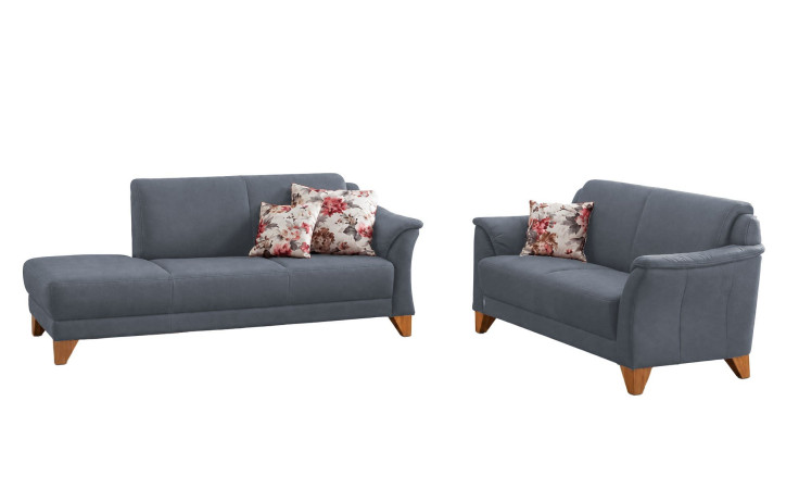 Komfort-Sitzgruppe MONDO Quadra: Zwei graue Sofas von Mondo mit Boxspring-Sitzflächen, Holzbeinen und Kissen mit Blumenmuster.