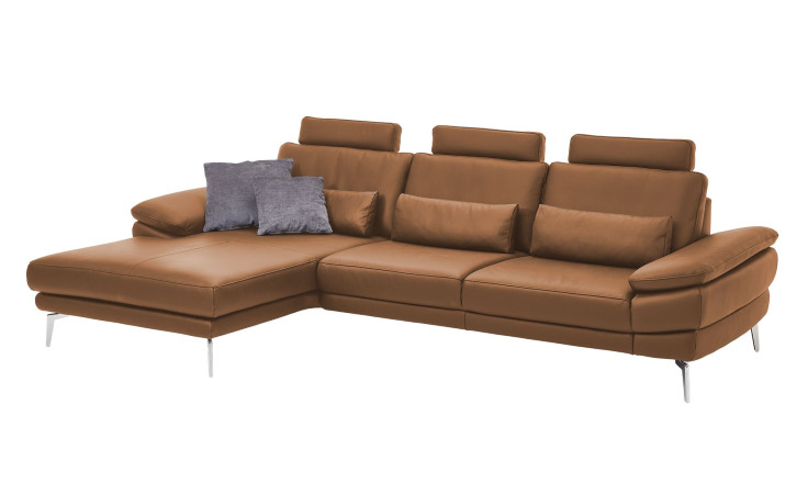 Komfort-Wohnlandschaft MONDO Ctvita, in der Farbausführung Cognac, Schrägansicht mit Kissen