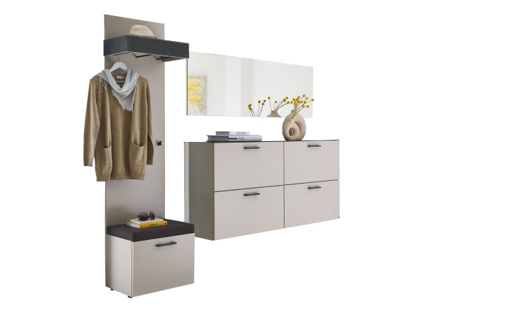 Komfort-Garderobe Musterring Odessa mit Strickjacke, die auf einem Bügel hängt und weiteren Dekoartikeln