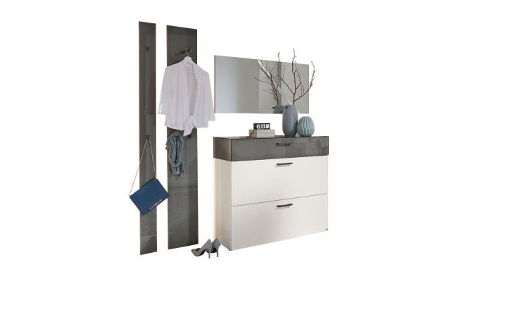 Garderobe Musterring Odessa in der Farbe Alpinweiß mit zwei felsgrauen Paneelen und einer Schublade in der Farbe Felsgrau, die Garderobe ist dekoriert