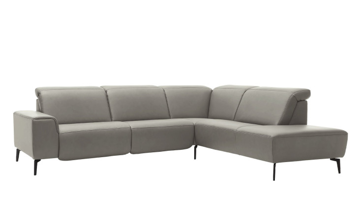 Komfort-Ecksofa MR 1320 in einem Echtleder-Bezug in Grau. Schräge Frontansicht