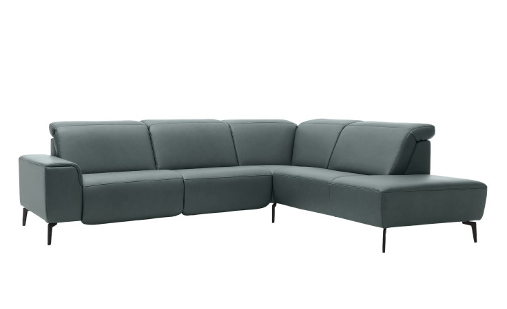 Komfort-Ecksofa MR 1320 in einem Echtleder-Bezug in Opal. Schräge Frontansicht