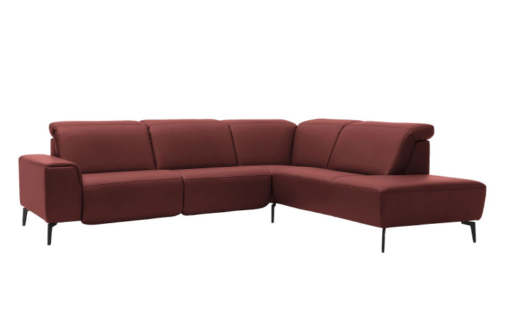 Basis-Ecksofa MR 1320 in einem Echtleder-Bezug in Brombeer. Schräge Frontansicht